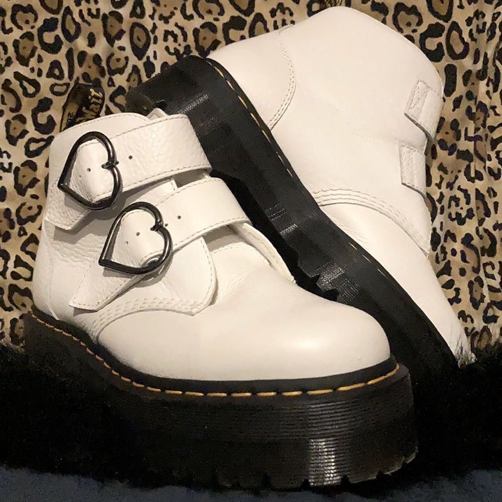 Dr. Martens Devon Heart Size 9